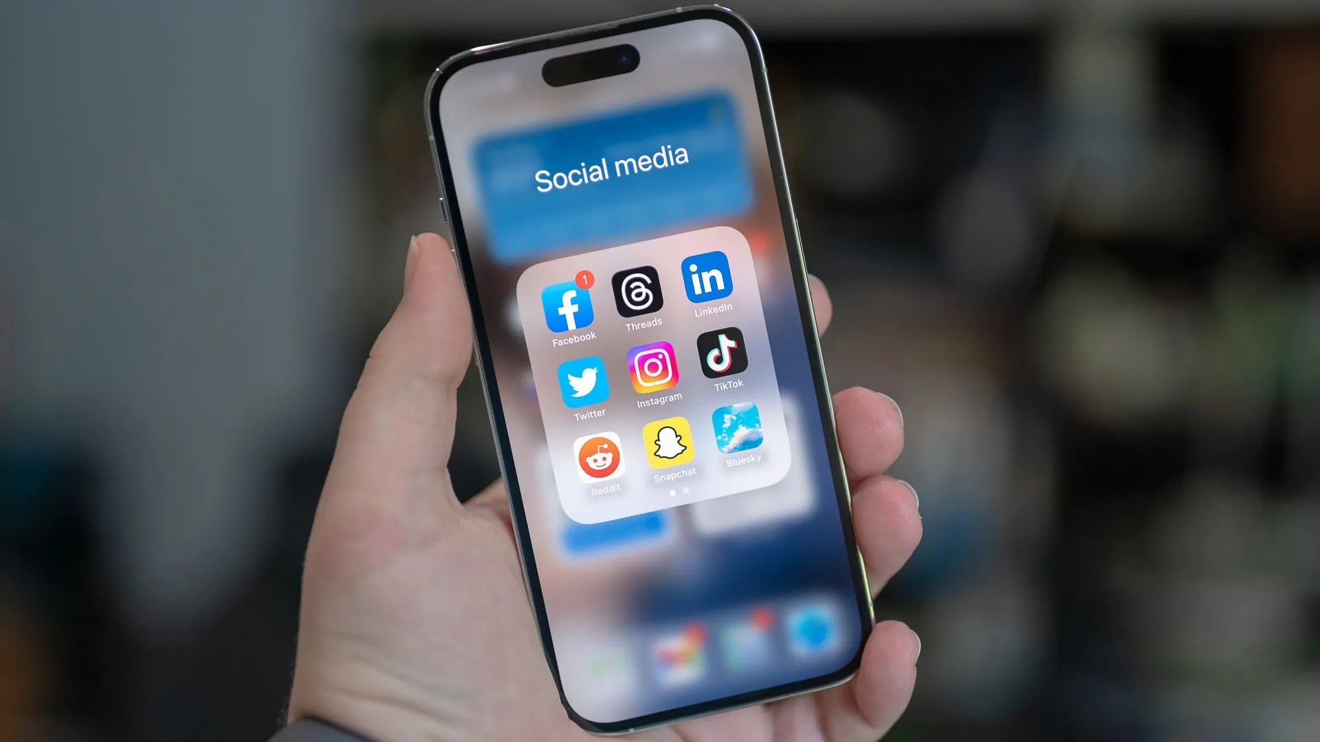 Thư mục ứng dụng mạng xã hội trên iPhone, bao gồm Facebook, Threads, LinkedIn, Twitter, Instagram, TikTok, Reddit, Snapchat và Bluesky.