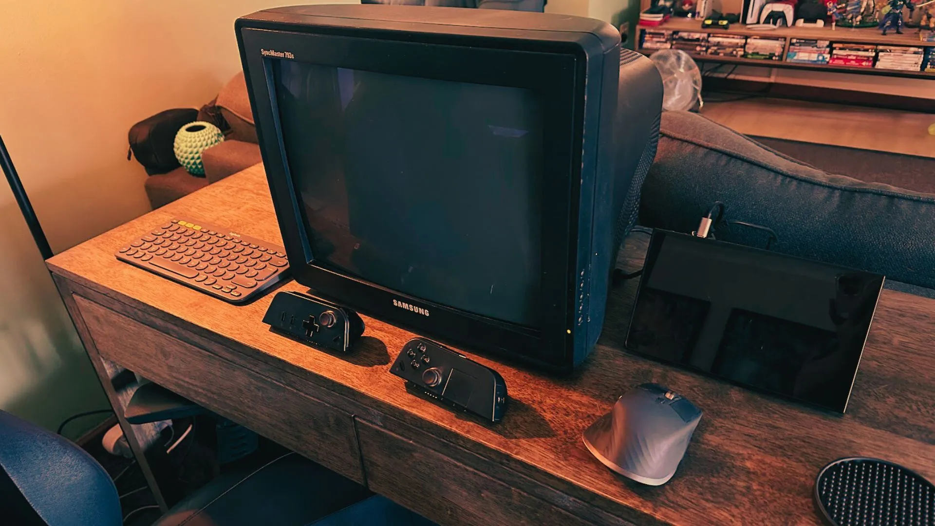 Toàn cảnh thiết lập chơi game retro nhỏ gọn với màn hình CRT, PC cầm tay, chuột và bàn phím, kèm tay cầm.