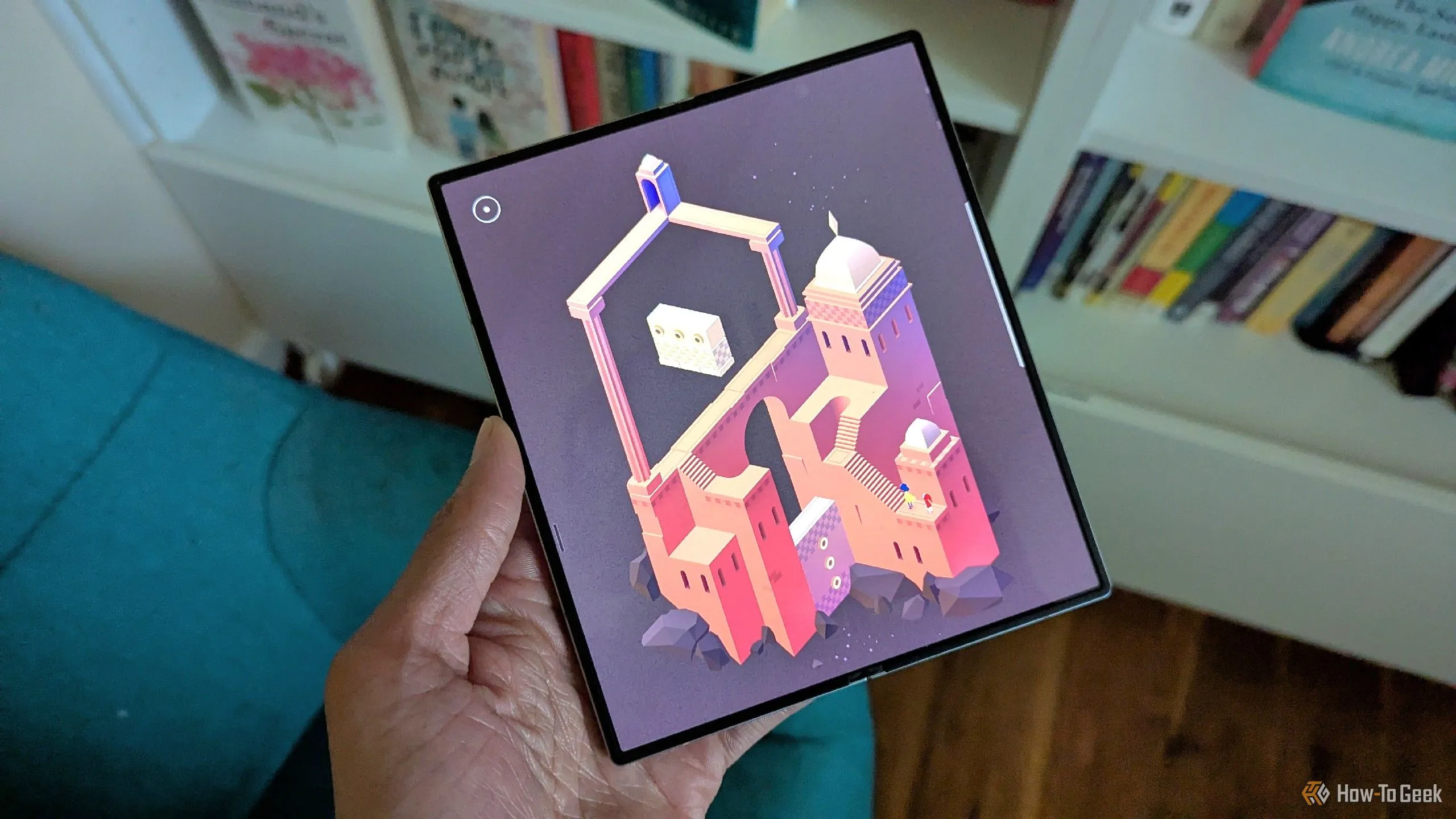 Trò chơi Monument Valley 2 hiển thị trên Samsung Galaxy Z Fold 6, minh họa sự phát triển của thiết kế phần cứng và phần mềm điện thoại gập.