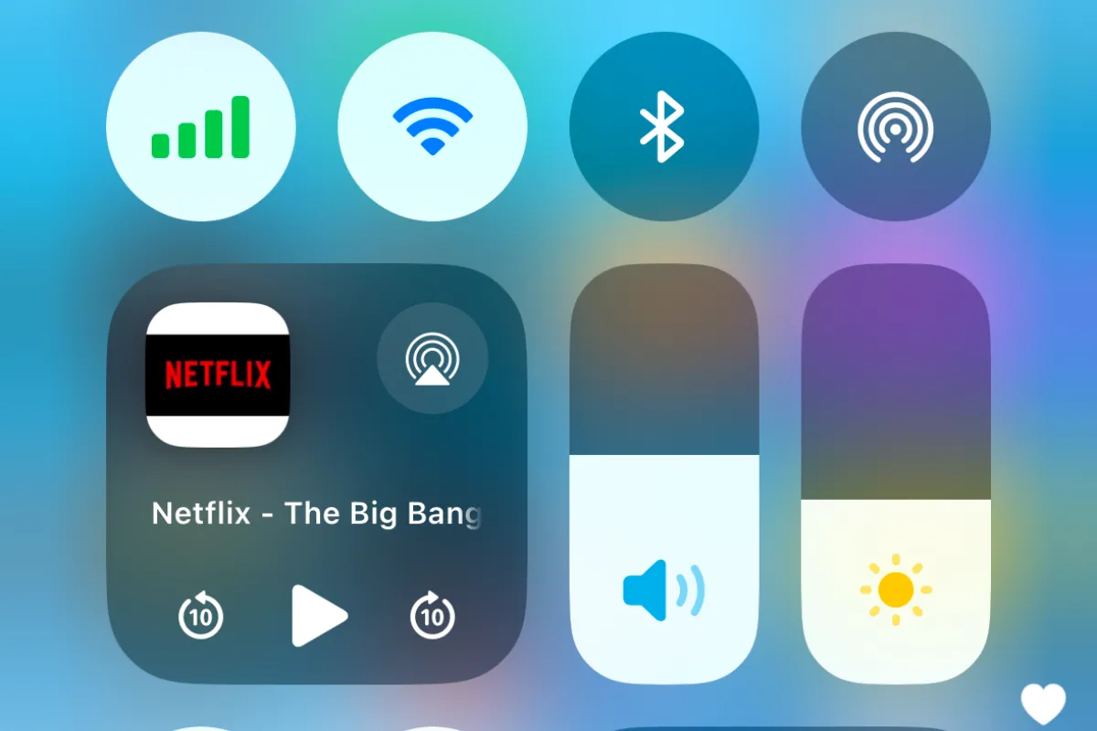 Trung tâm điều khiển iOS 18 với giao diện tùy chỉnh hoàn chỉnh, các nút kết nối được đưa ra ngoài để truy cập nhanh hơn