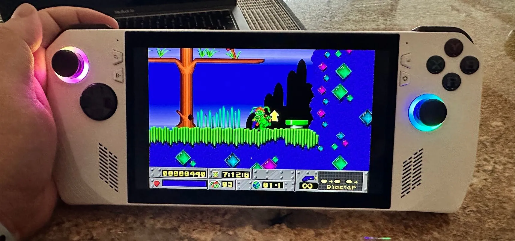 Tựa game Jazz Jackrabbit đang chạy trên thiết bị chơi game cầm tay ROG Ally, cho thấy khả năng chơi trên nền tảng hiện đại.