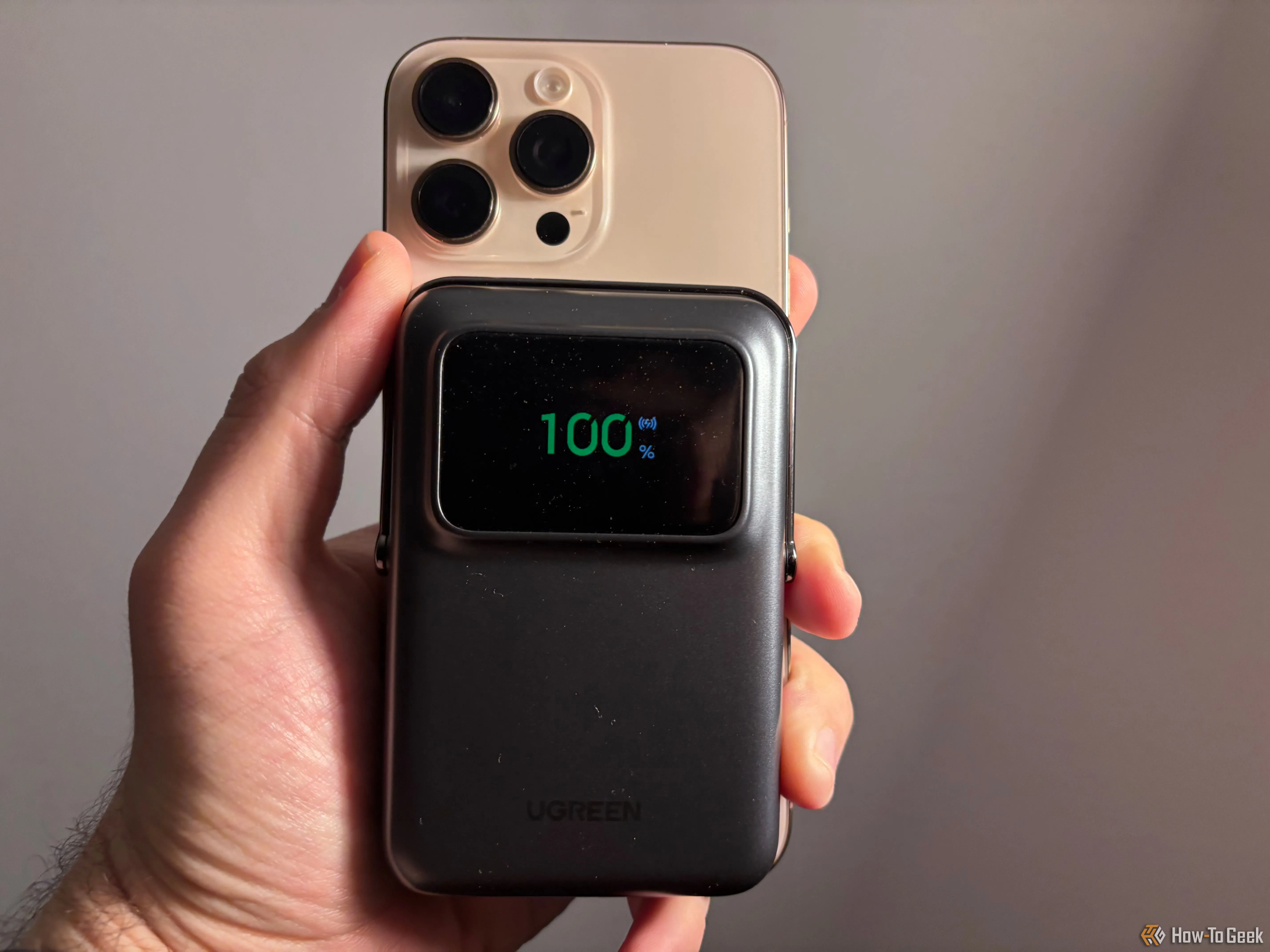 Ugreen Uno gắn MagSafe vào iPhone 16 Pro Max hiển thị dung lượng pin còn lại.