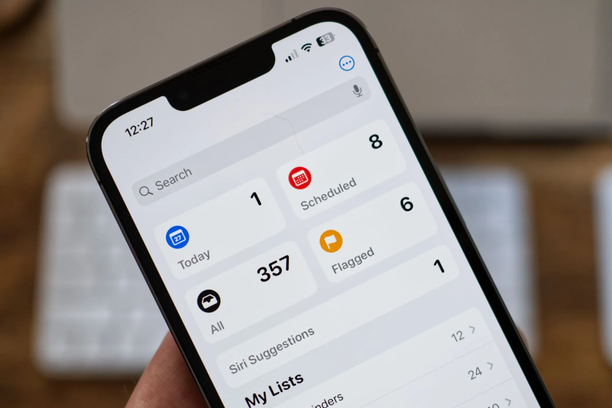 Ứng dụng Lời nhắc (Reminders) của Apple đang mở trên màn hình iPhone 13 Pro, hiển thị các danh sách việc cần làm và lời nhắc quan trọng giúp quản lý lịch trình chuyển nhà.