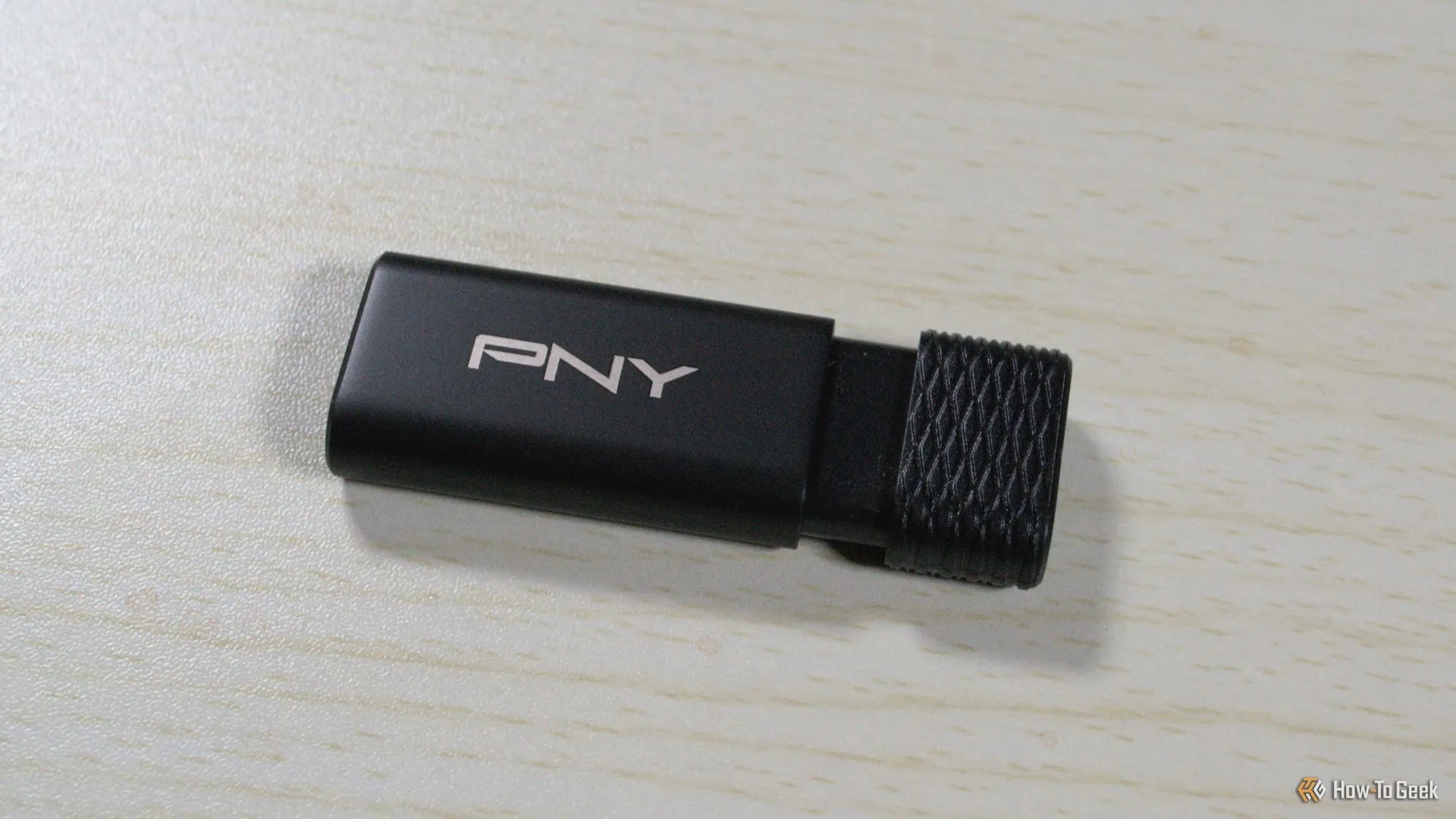 USB PNY PRO Elite V3 đặt trên mặt bàn làm việc, nổi bật thiết kế thanh lịch và cổng USB-C.