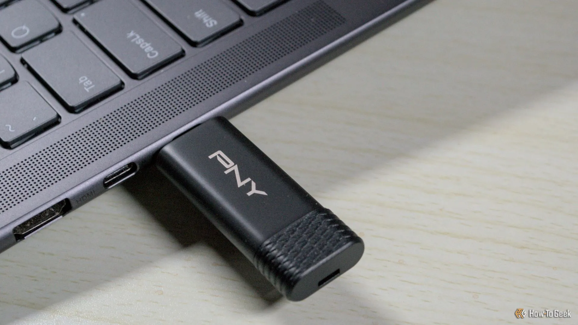 USB PNY PRO Elite V3 được cắm vào cổng USB-C 3.2 trên laptop, sẵn sàng cho các tác vụ chuyển dữ liệu tốc độ cao.