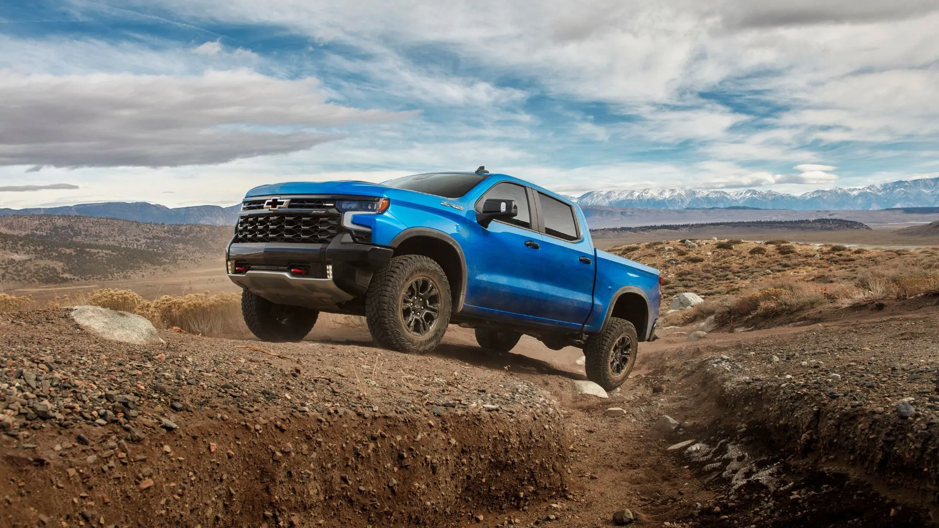 Xe bán tải Chevrolet Silverado ZR2 đời 2024 màu bạc đỗ bên cạnh một tòa nhà