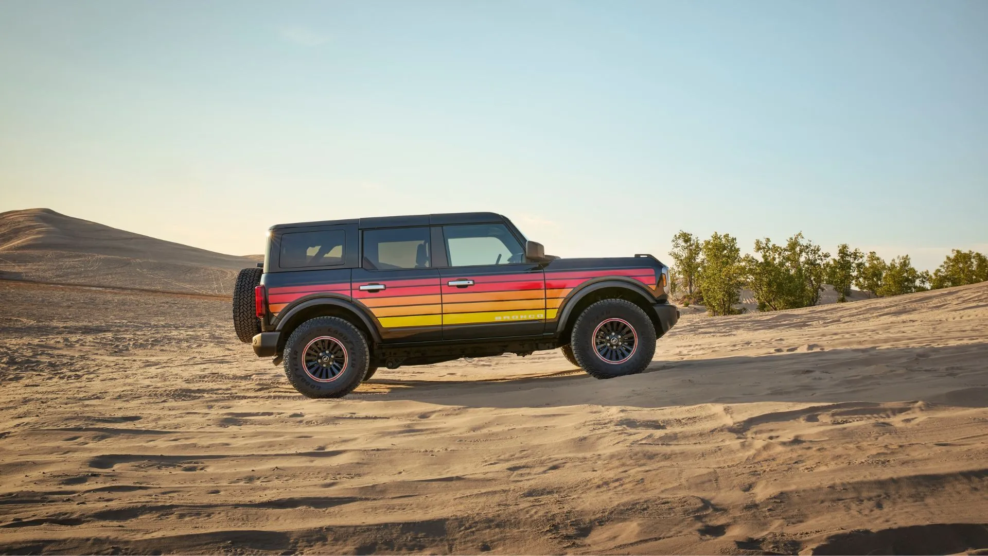 Xe Ford Bronco Free Wheeling phiên bản 2025 đang chạy địa hình