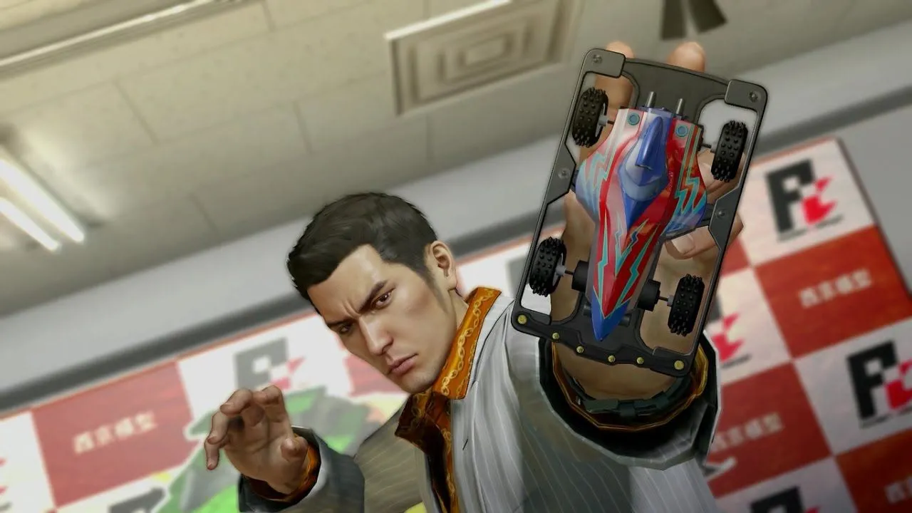 Xe mô hình Pocket Circuit đang đua trên đường đua trong Yakuza 0