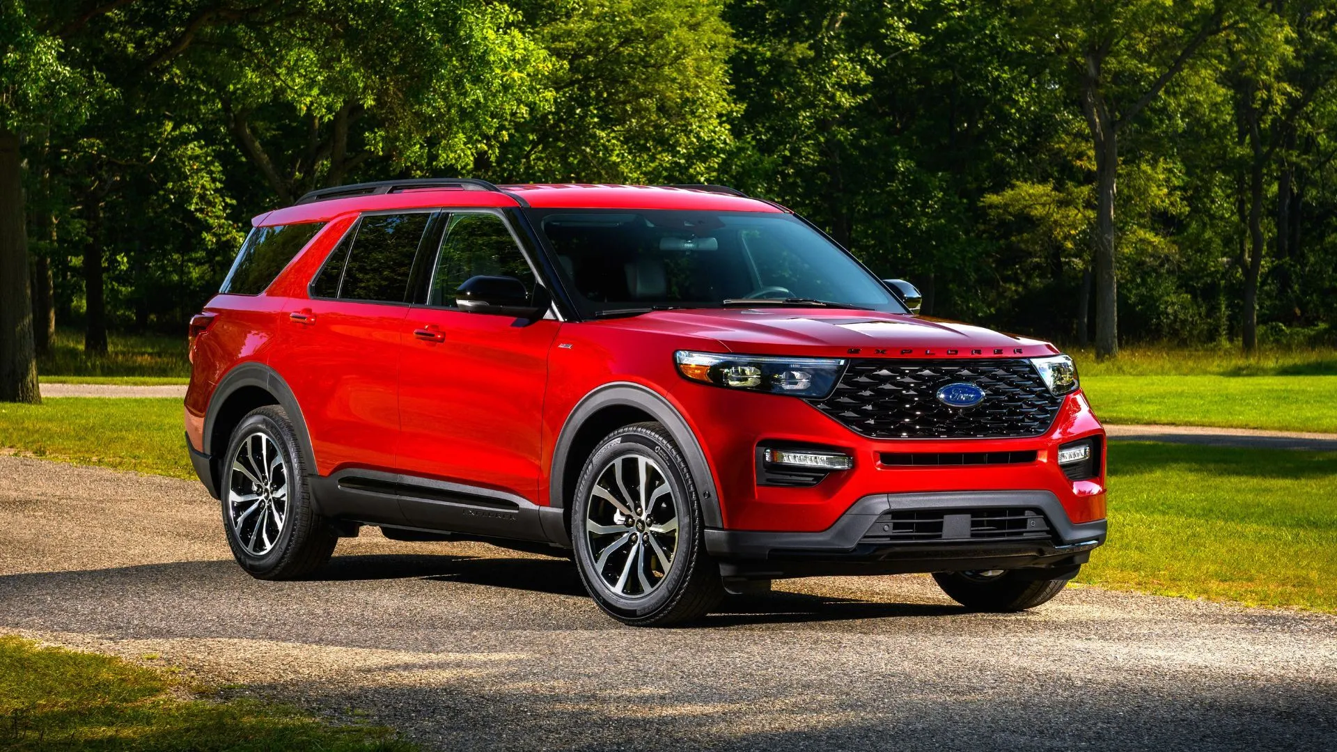 Xe SUV Ford Explorer ST-Line màu đỏ đang đỗ trên đường, thể hiện một trong những mẫu xe bị ảnh hưởng bởi đợt triệu hồi của Ford.