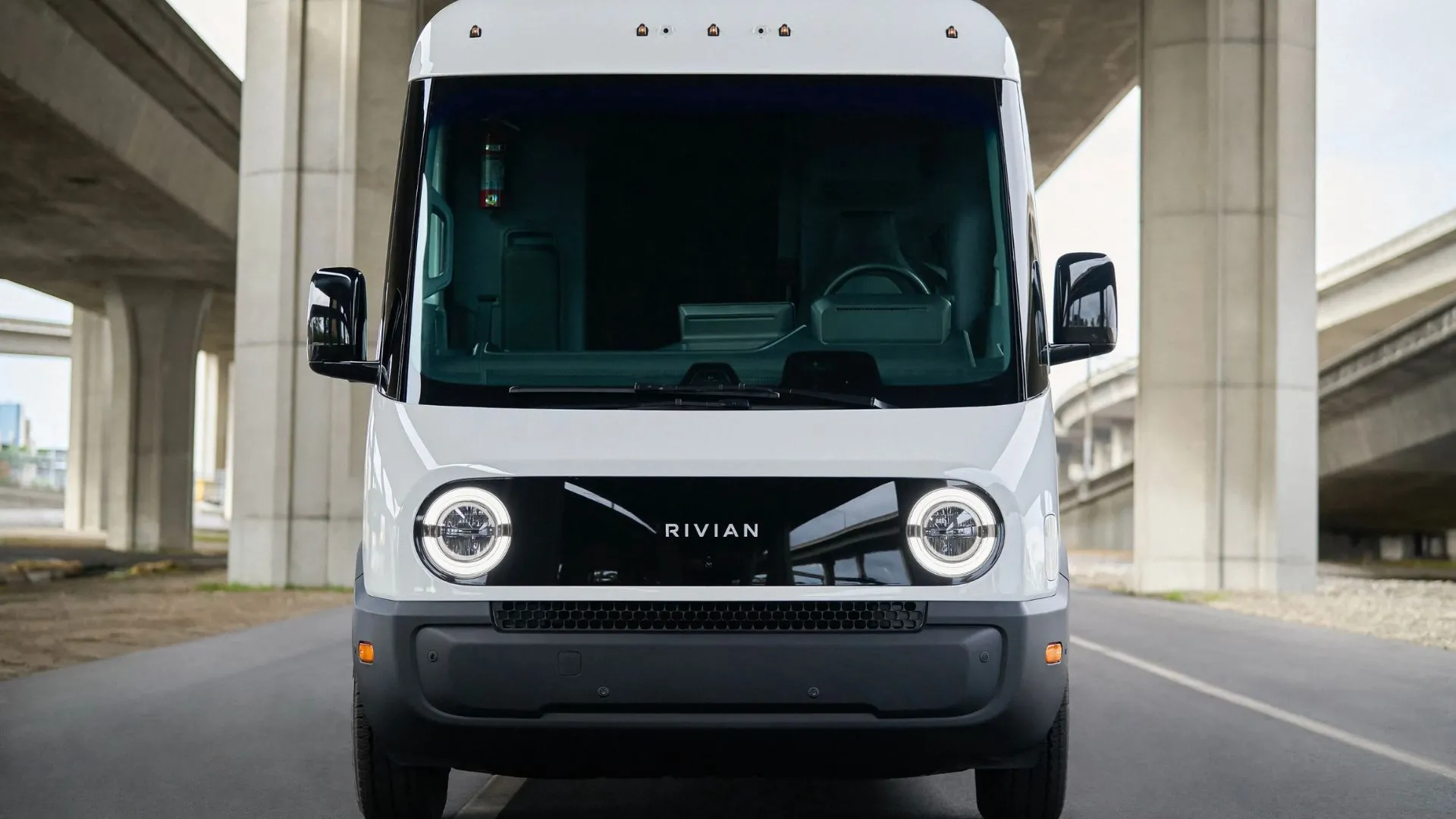 Xe tải điện Rivian màu trắng đậu trên đường phố