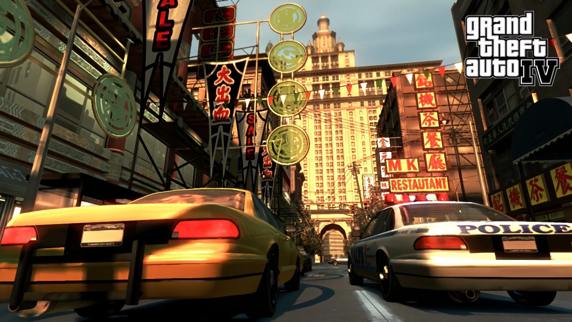 Xe taxi trong Grand Theft Auto IV đỗ cạnh xe cảnh sát giữa dòng xe cộ ở Liberty City